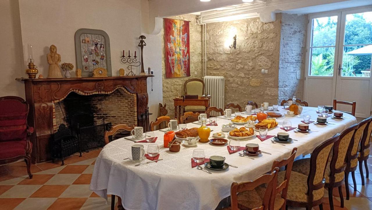 Bed and Breakfast Domaine Du Noble Saint-Jean-de-Thurac Exteriér fotografie